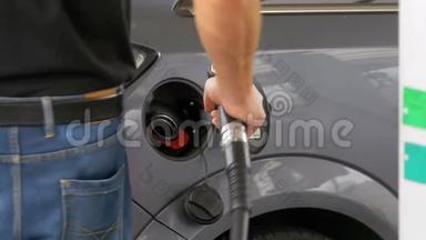 人充车柴油.. 男人`用汽油泵给他的车加满油。